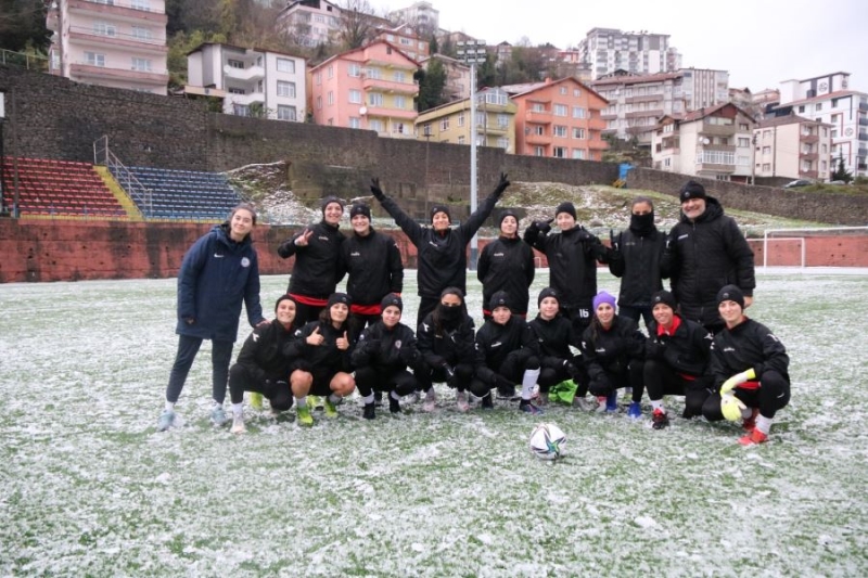 KADIN FUTBOLCULAR  ABB FOMGETSPOR’A HAZIRLANIYOR