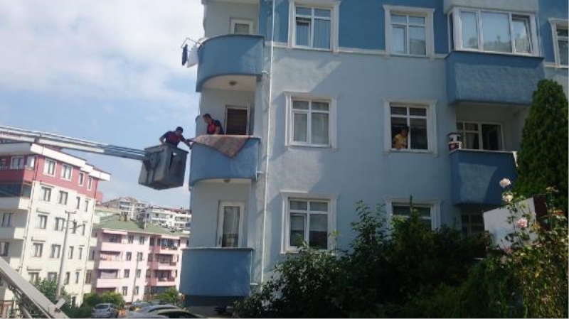 Rüzgarla kapı kapandı, mahsur kaldığı odadan itfaiyeciler kurtardı