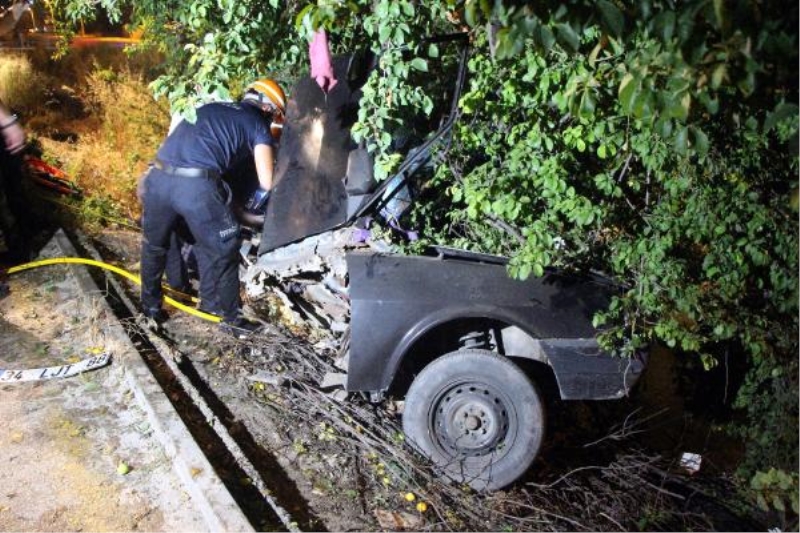 Ağaca çarpıp, ikiye katlanan otomobilde sıkışan sürücü ağır yaralandı