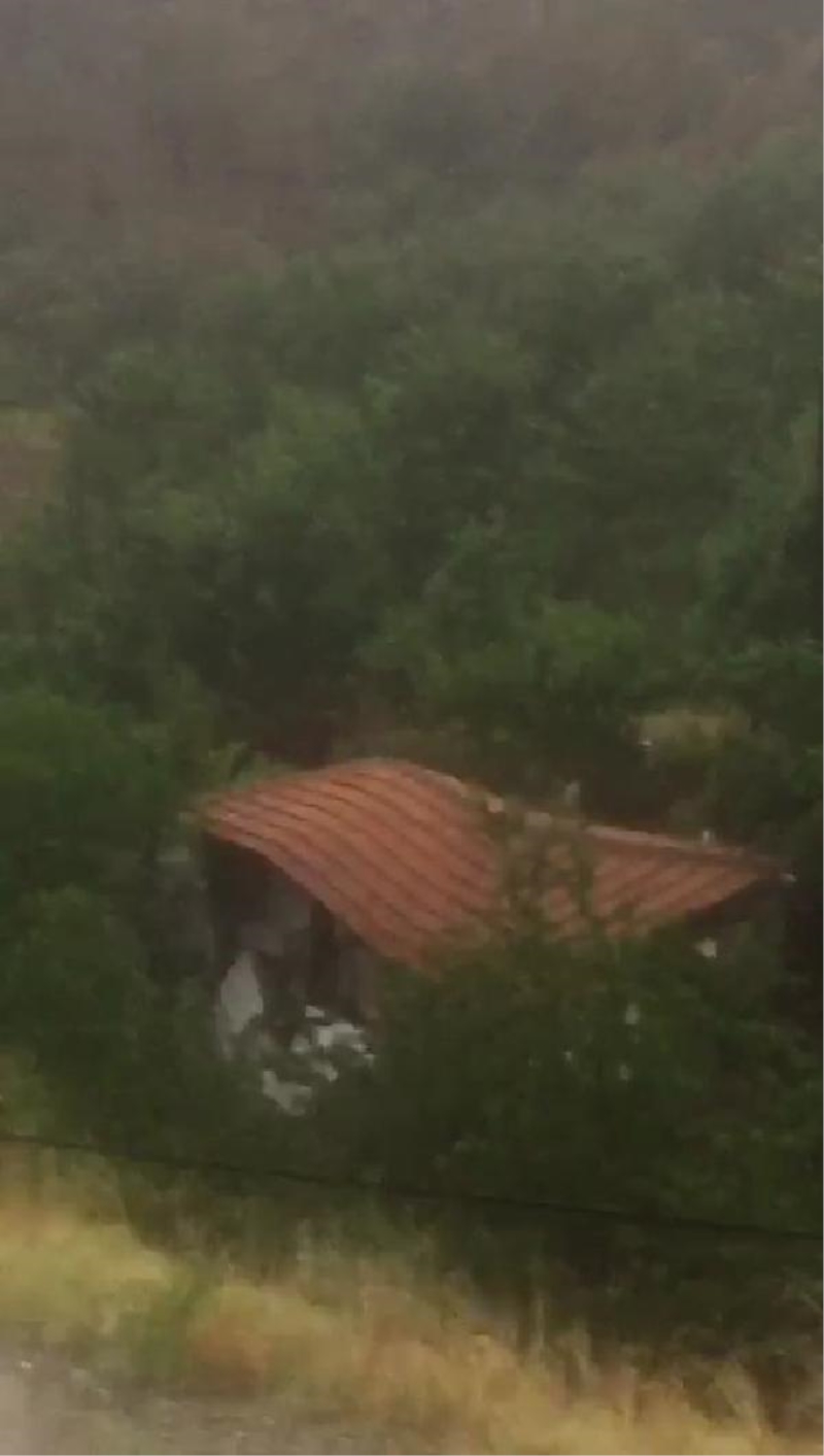 Amasya’da sele kapılan evin yıkılma anı kamerada
