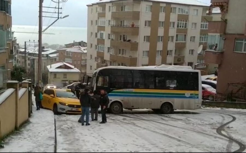 Halk otobüsü ticari taksiye çarptı...