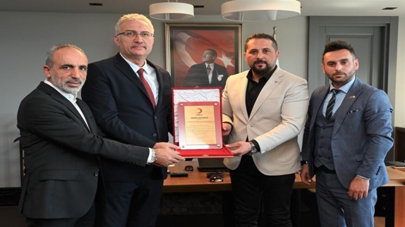 Kızılay’dan Erdemir Genel Müdürü Oral’a teşekkür plaketi