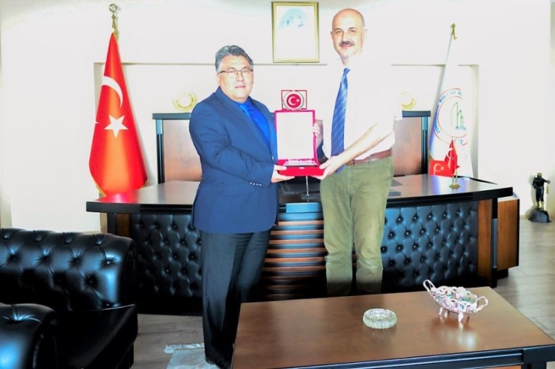 Rektörümüz Emekliye Ayrılan Akademisyenimizi Makamında Ağırladı