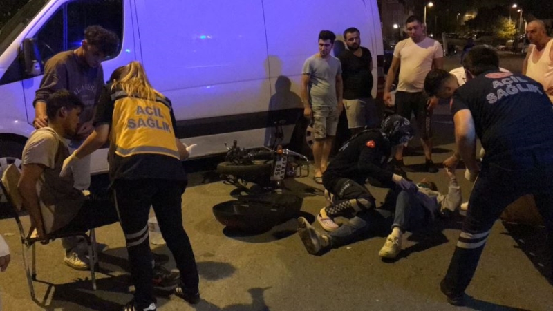 Motosiklet kamyonetin altına girdi… 2 yaralı…