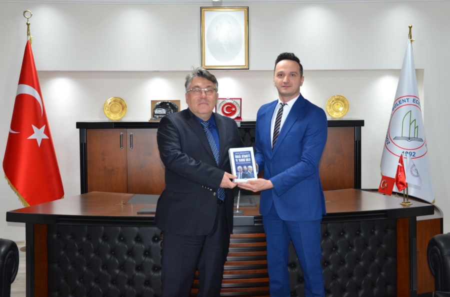 Dr. Çetin, Kitabının İkinci Baskısını ZBEÜ Rektörü Özölçer’e Takdim Etti