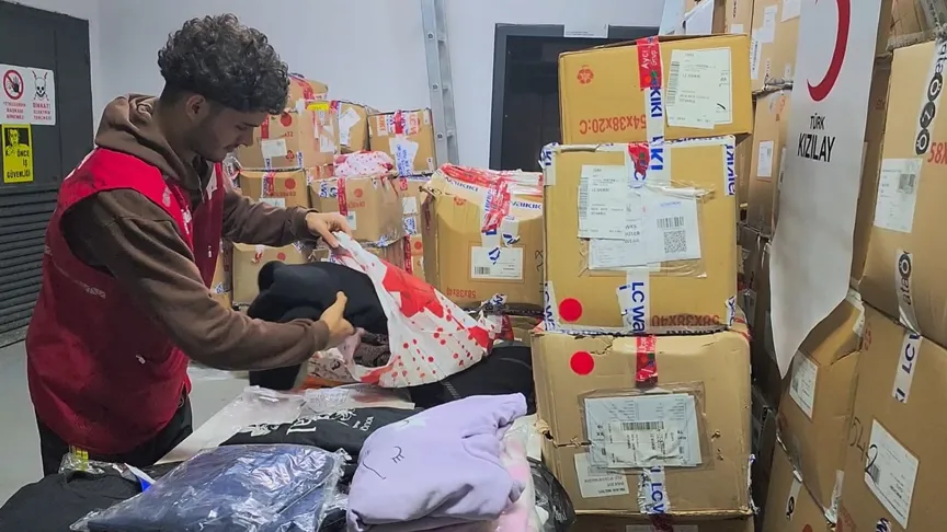 TÜRKİYE’YE SIĞINAN GENÇ, KIZILAY GÖNÜLLÜSÜ OLARAK İHTİYAÇ SAHİPLERİNE YARDIM ELİ UZATIYOR