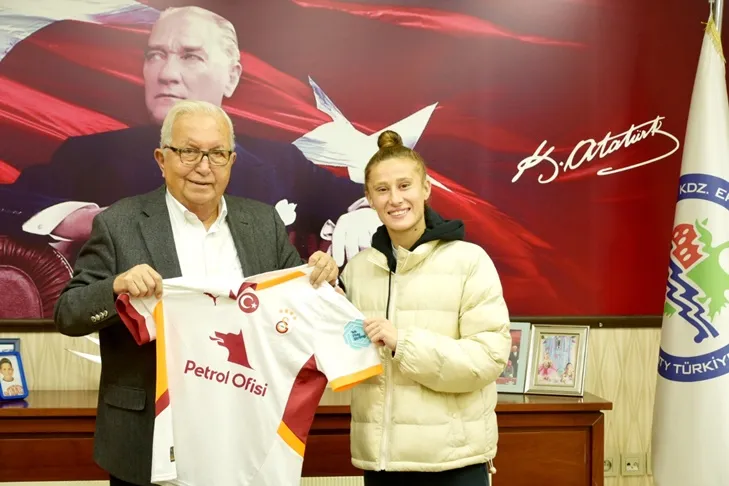 Kadınlar Şampiyonlar Ligi’nde giydiği formasını Başkan Posbıyık’a hediye etti