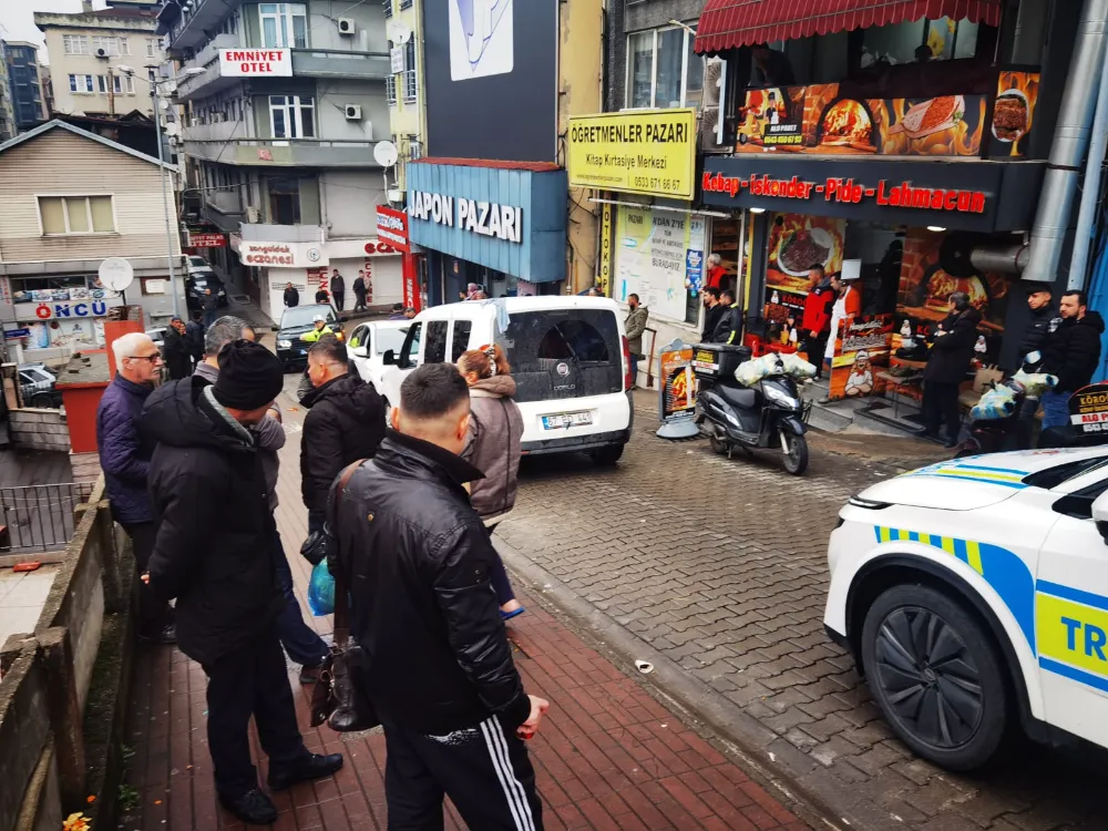 KENT MERKEZİNDE YOLLAR KARIŞTI: KADIN SÜRÜCÜ ARACINI KALDIRIRKEN KAZA YAPT