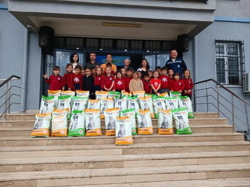 MİNİK KALPLER, BELEDİYE BARINAĞINA MAMA DESTEĞİNDE BULUNDU