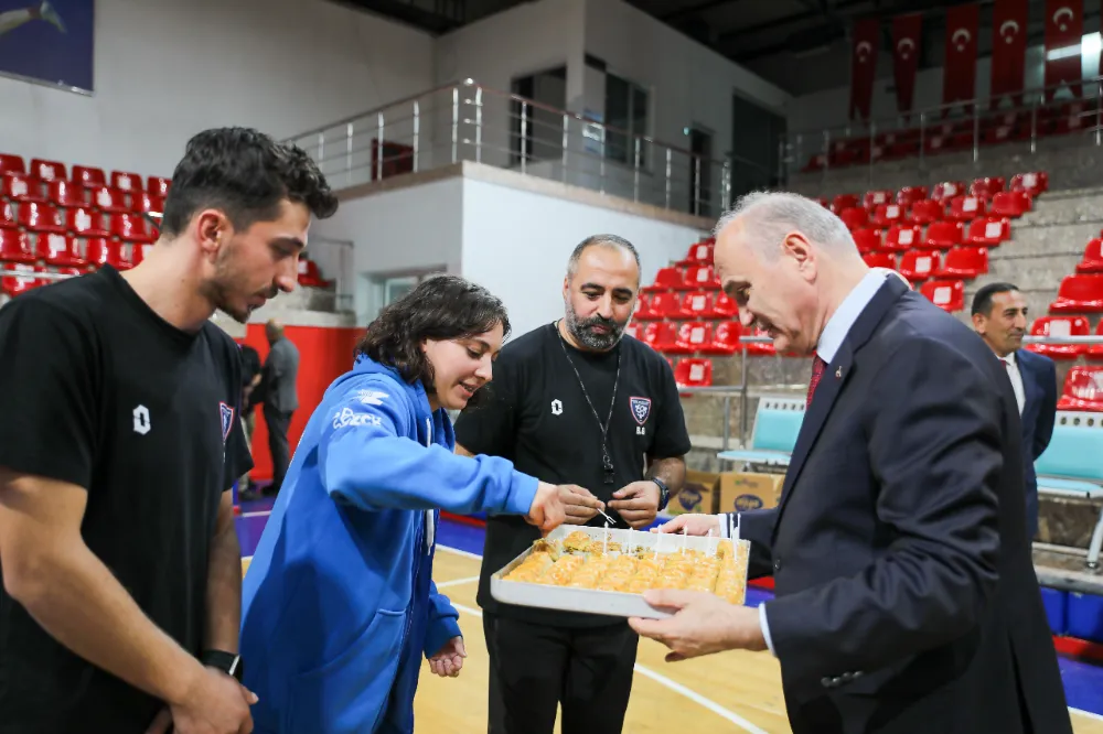 BAŞKAN ÖZLÜ’DEN VOLEYBOL TAKIMINA TEBRİK
