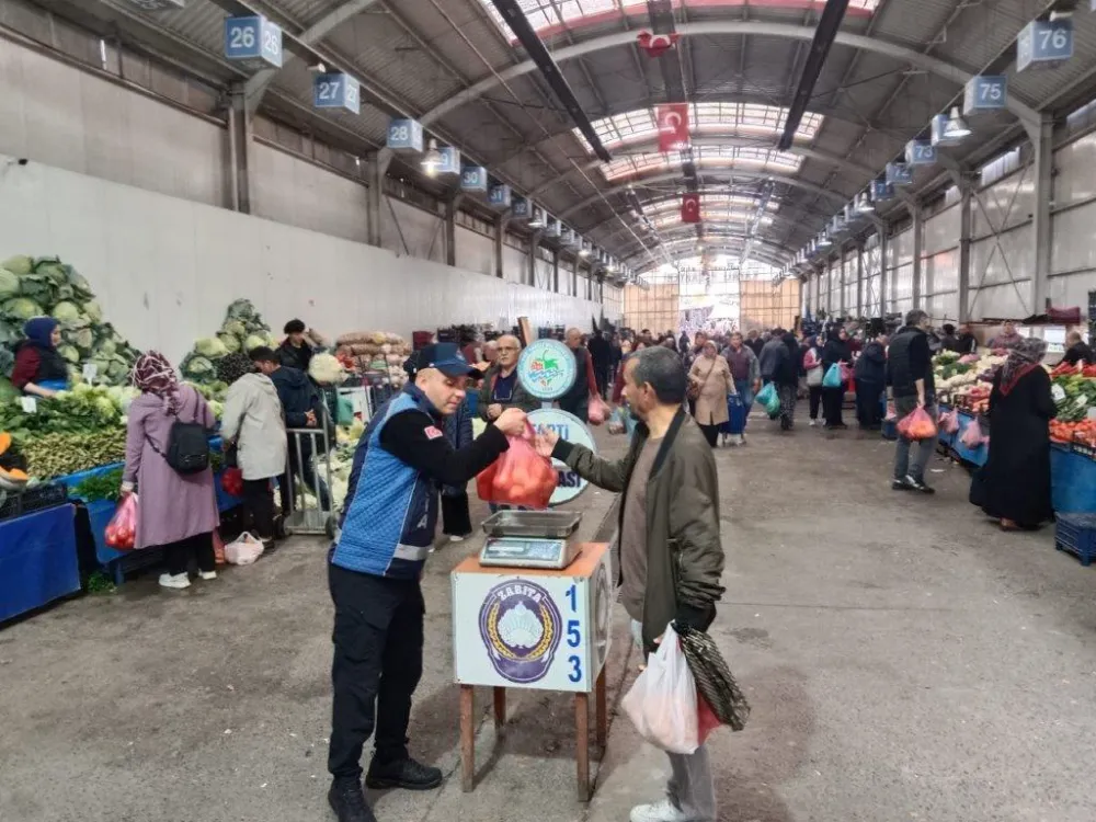 KDZ. EREĞLİ’DE PAZAR POŞETLERİNİ BİRDE ZABITA TARTIYOR