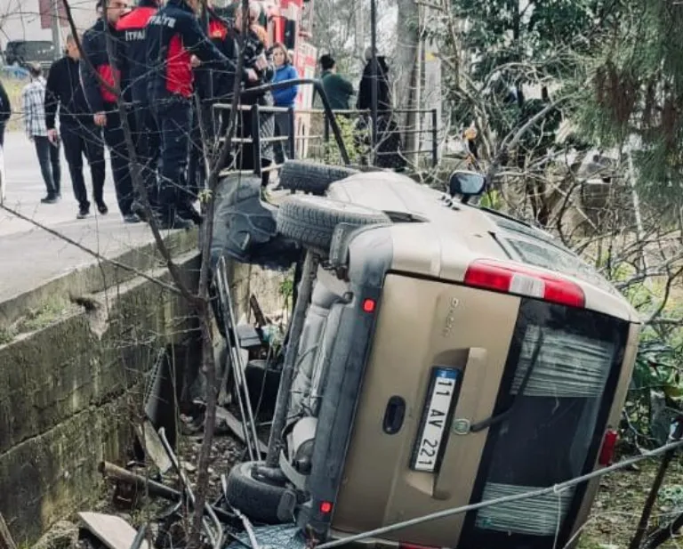 ZONGULDAK’TA DEHŞET ANLARI! OTOBÜS YOL KENARINDAKİ BOŞLUĞA DEVRİLDİ