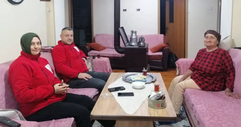 KİLİMLİ KIZILAY’DAN ANLAMLI ZİYARET: AYŞE TEYZE’NİN GÖNLÜ SICAK, SOFRASI BEREKETLİ