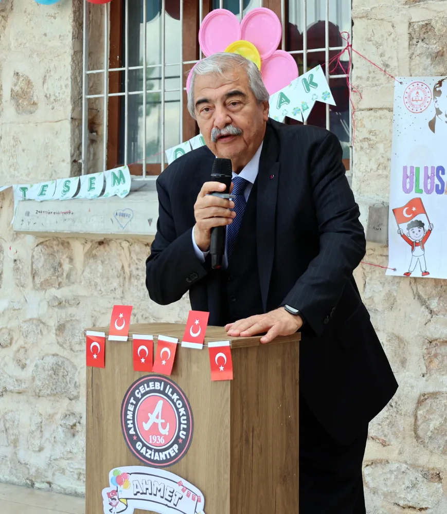 ABDULKADİR KONUKOĞLU MEZUN OLDUĞU İLKOKULDA