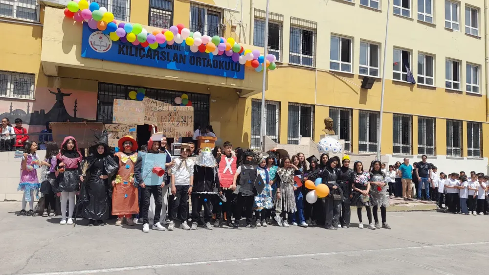 ATIK MALZEMELERLE HAZIRLANAN KIYAFETLER