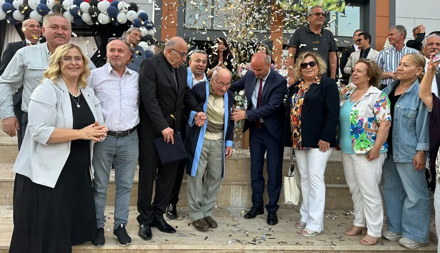  MEZUNİYET TÖRENİNDE 94 YAŞINDAKİ MEHMET AMCA CÜBBE GİYDİ, KEP ATTI.