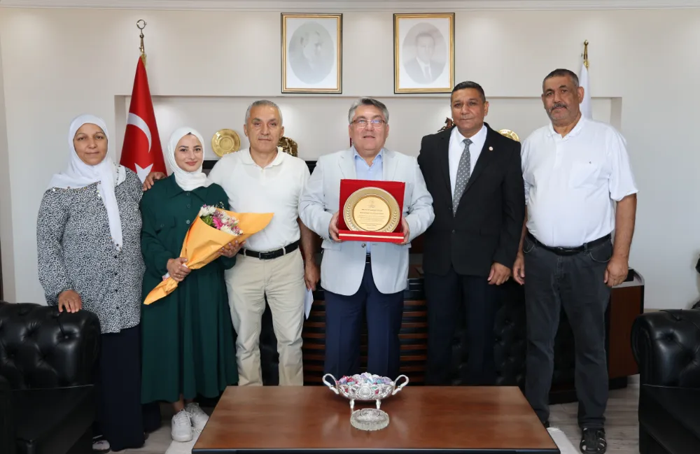 Rektör Özölçer’e “En Roman Dostu Rektör” Ödülü Verildi