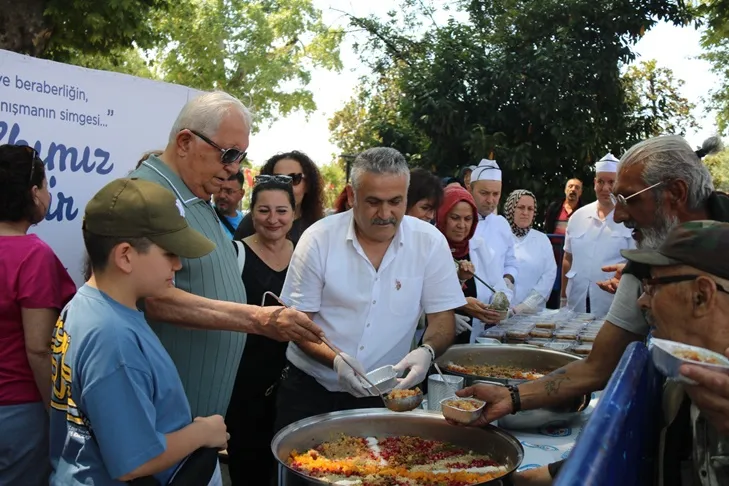 KDZ. EREĞLİ BELEDİYESİ, BİNLERCE AŞURE DAĞITTI