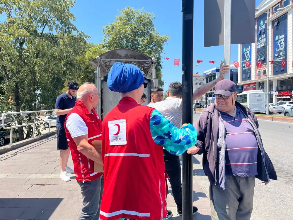 TÜRK KIZILAY’I SU DAĞITTI, UYARIDA BULUNDU!..