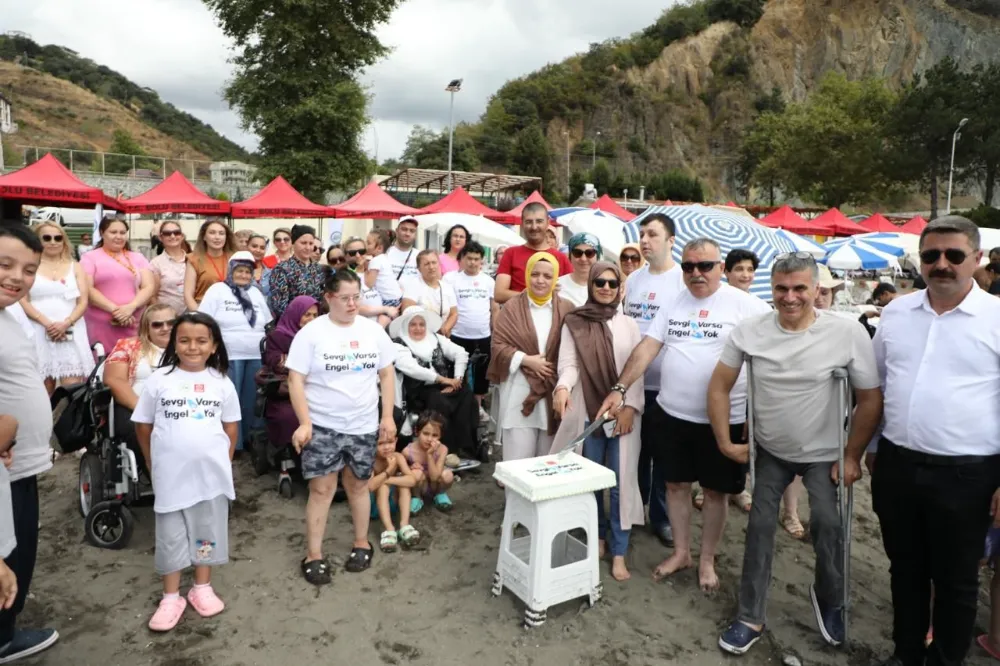 BOLU’DAN GELEN ENGELLİ BİREYLER SEVGİ BARIŞ PLAJINDA UNUTULMAZ BİR GÜN GEÇİRDİ